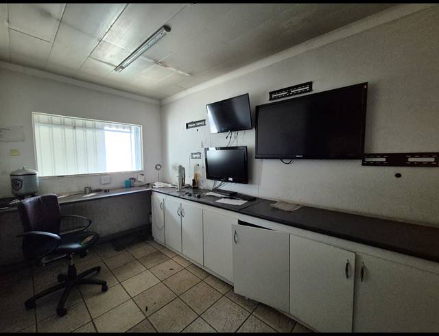 490M² WAREHOUSE TO LET IN DRIEHOEK